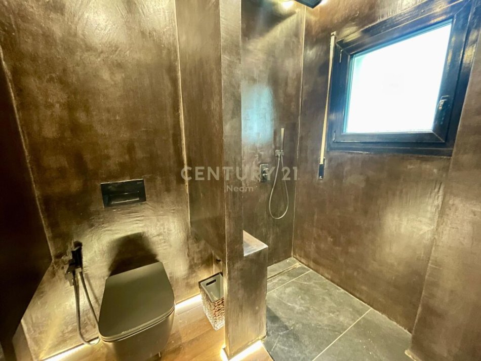 Tirane, jap me qera apartament 3+1+3 +2 POSTE PARKIMI , 175 m² 2.500 € (Qendra Tregtare TEG)