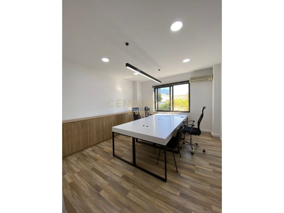 Tirane, jepet me qera apartament 2+1 Kati 3, 107 m² 1.000 € (bllok)
