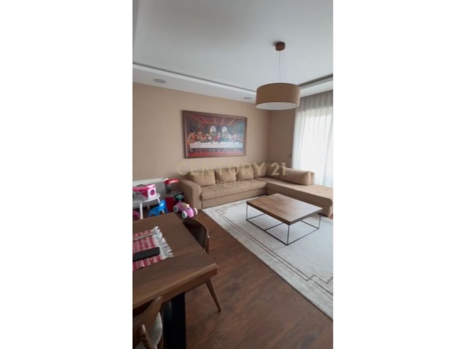 Tirane, jepet me qera apartament 2+1 , 125 m² 2.500 € 