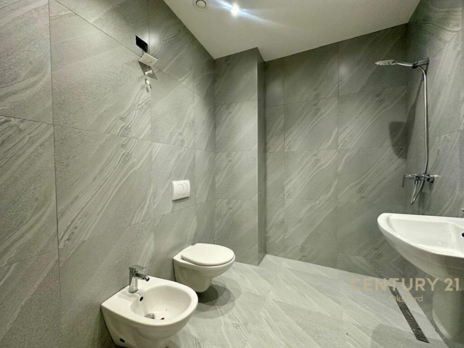 Tirane, shitet apartament 2+1 Kati 9, 133 m² 400.000 € (liqeni)