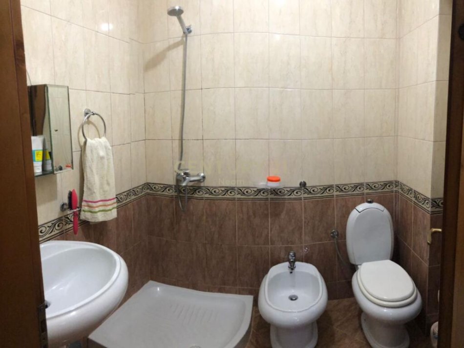 Tirane, jepet me qera apartament 1+1 Kati 8, 60 m² 550 € (komuna e parisit)