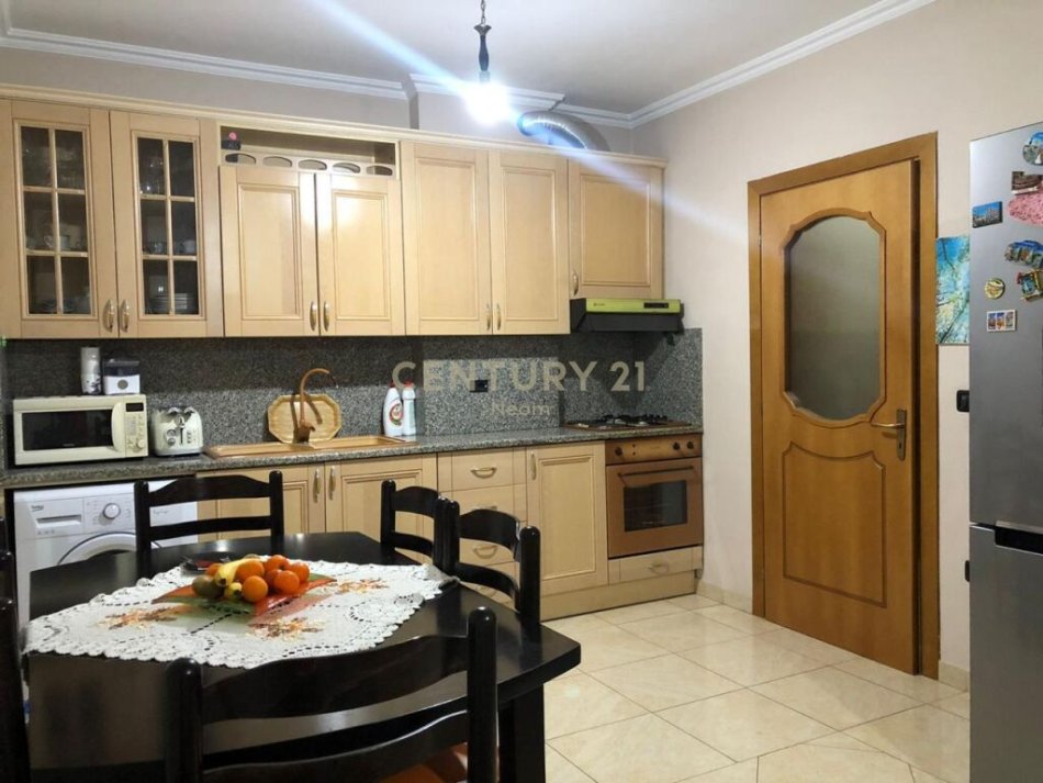 Tirane, jepet me qera apartament 1+1 Kati 8, 60 m² 550 € (Komuna e parisit)