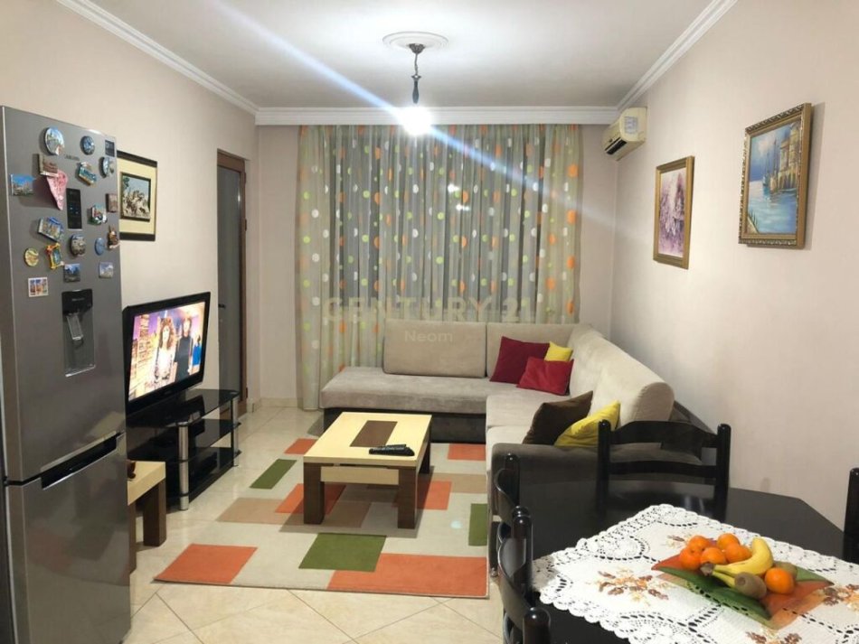 Tirane, jepet me qera apartament 1+1 Kati 8, 60 m² 550 € (komuna e parisit)