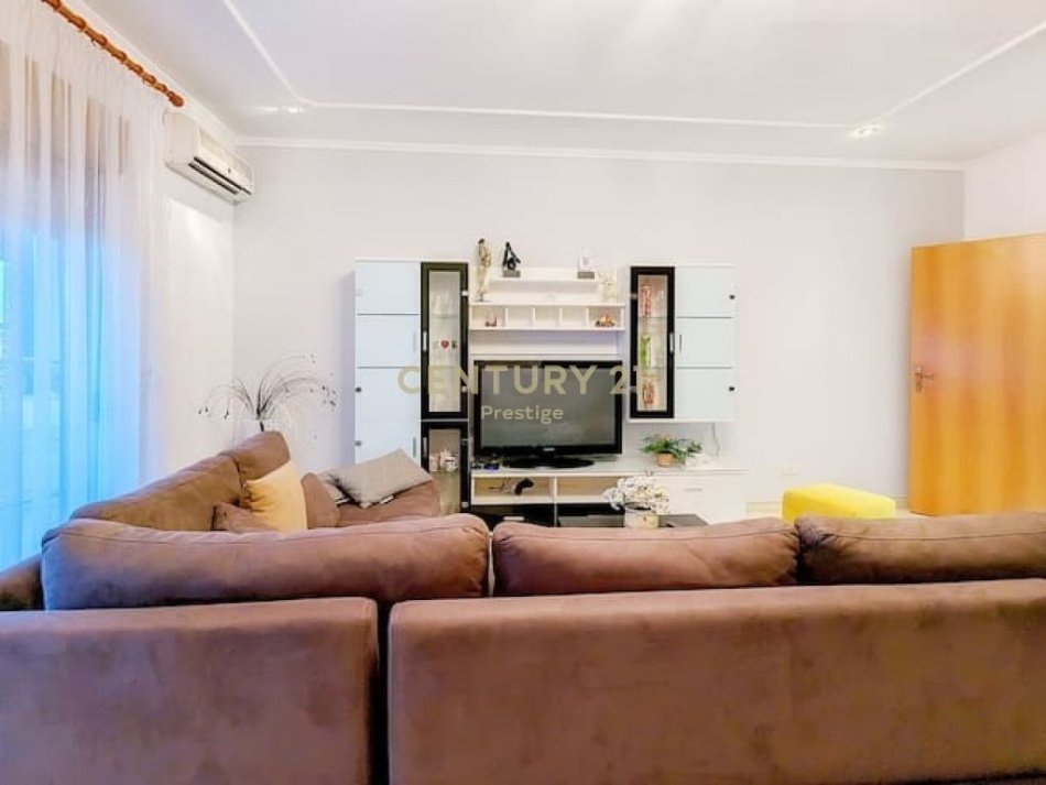 Tirane, jepet me qera apartament 2+1 Kati 9, 141 m² 700 € (9-KATSHET)