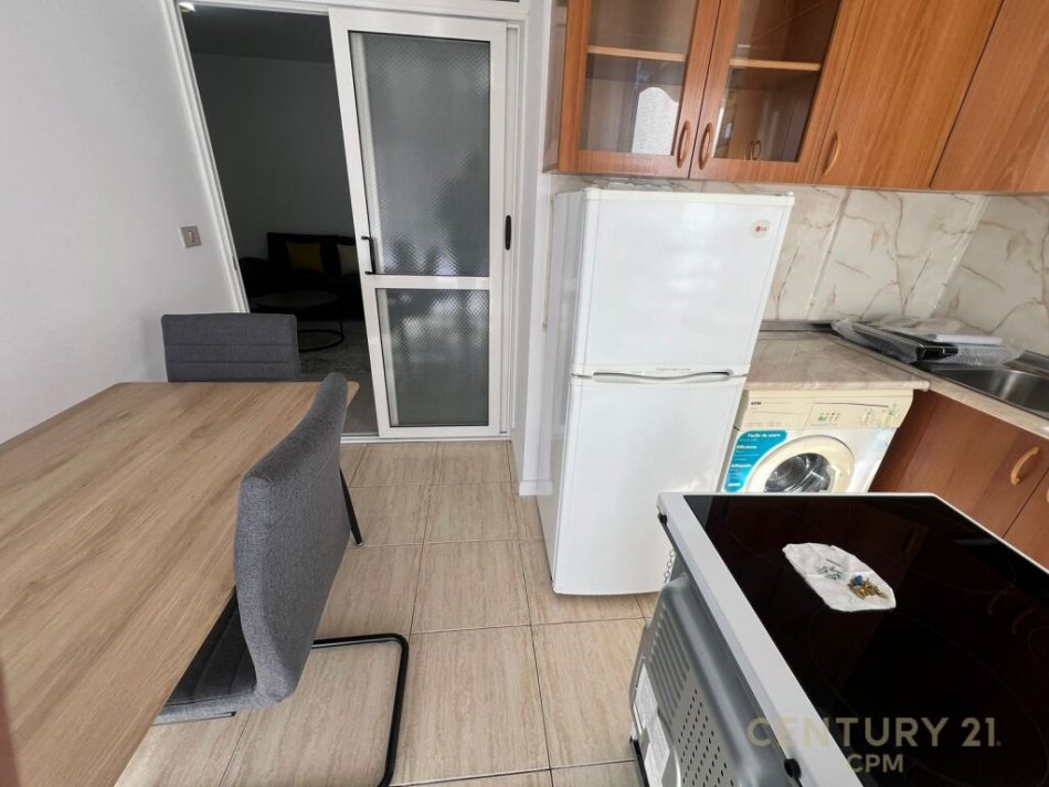 Tirane, jap me qera apartament 1+1+Ballkon , 64 m² 650 € (Komuna e Parisit)