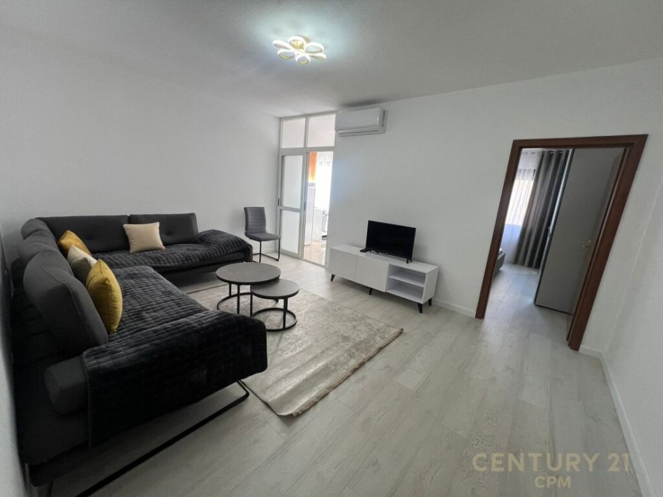 Tirane, jap me qera apartament 1+1+Ballkon , 64 m² 650 € (Komuna e Parisit)