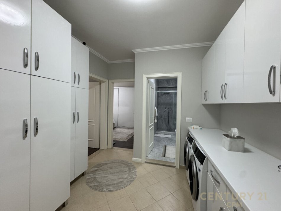 Tirane, shes apartament 2+1+Ballkon , 113 m² 315.000 € (Selvia, Rruga Barrikadave)
