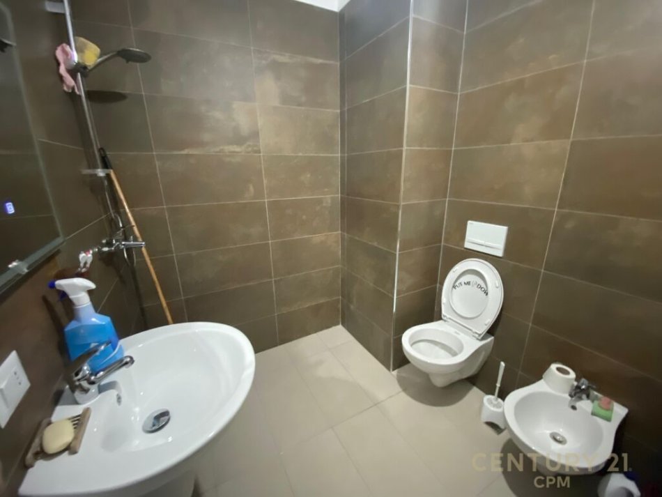Tirane, jepet me qera apartament 1+1 Kati 7, 70 m² 700 € (komuna e parisit)