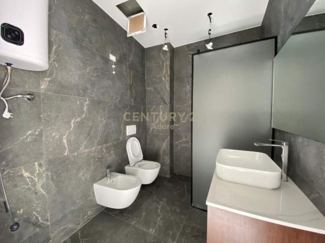 Tirane, jap me qera zyre Kati 1, 104 m² 1.200 Euro (Liqeni i Tiranes)