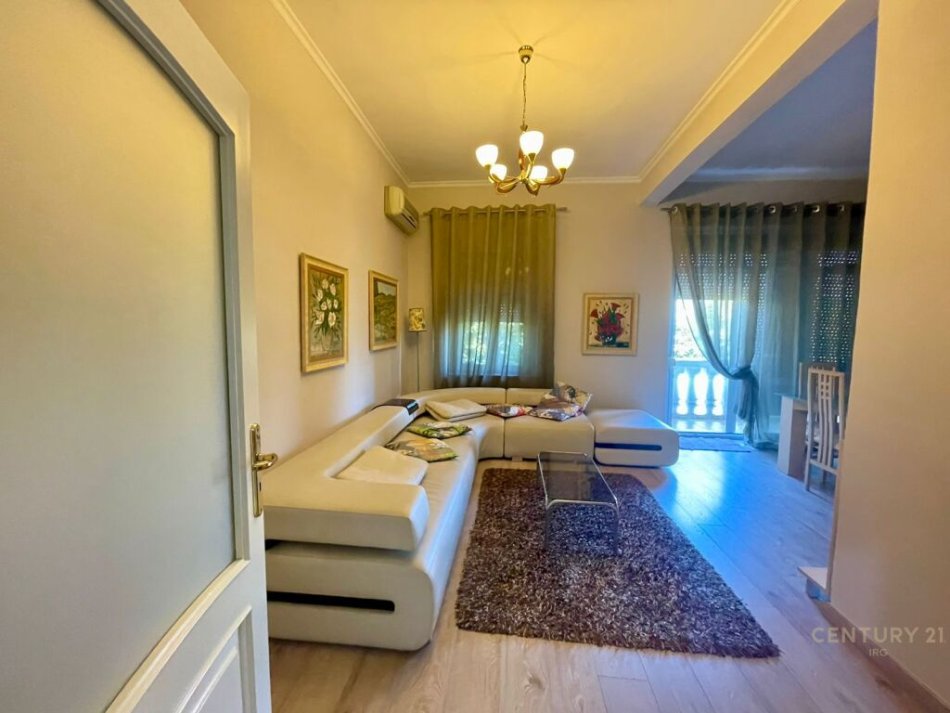 Tirane, jepet me qera apartament 2+1 Kati 4, 91 m² 700 € (pallatet agimi)