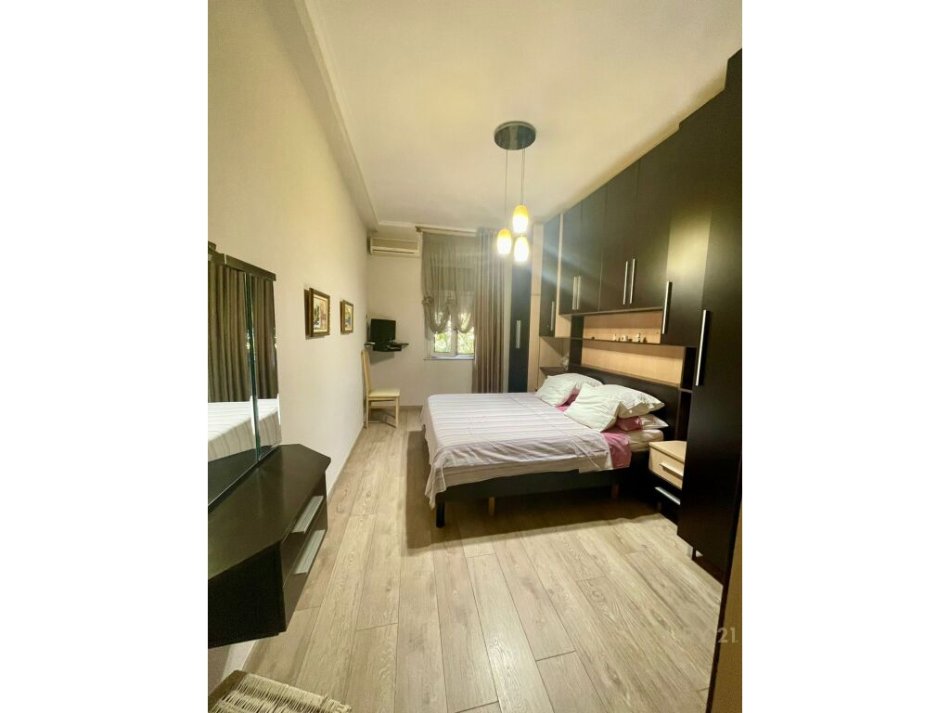 Tirane, jepet me qera apartament 2+1 Kati 4, 91 m² 700 € (pallatet agimi)