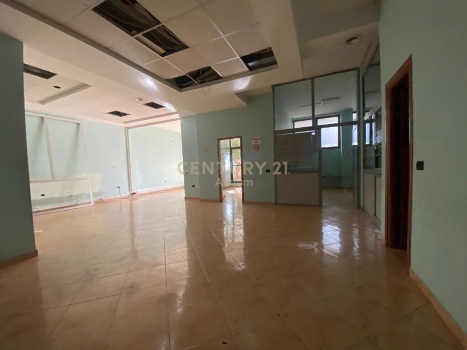 Tirane, jap me qera ambjent biznesi Kati 0, 243 m² 5.500 € (Radio Televizioni Shqiptar)