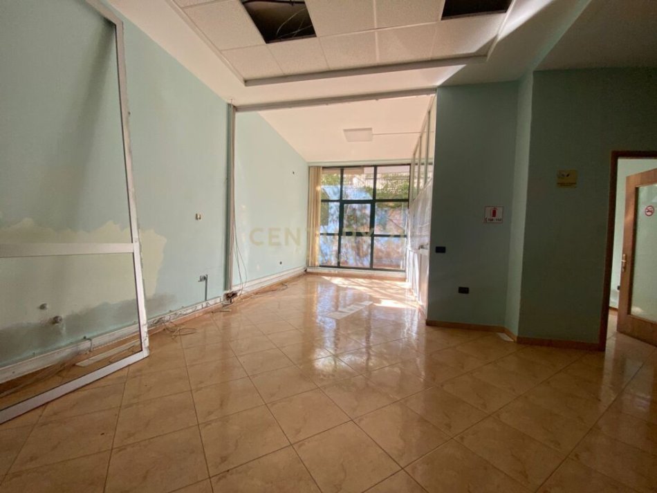 Tirane, jap me qera ambjent biznesi Kati 0, 243 m² 5.500 € (Radio Televizioni Shqiptar)