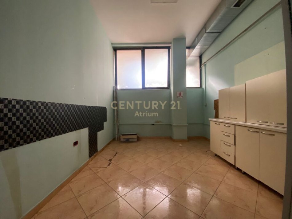 Tirane, jap me qera ambjent biznesi Kati 0, 243 m² 5.500 € (Radio Televizioni Shqiptar)