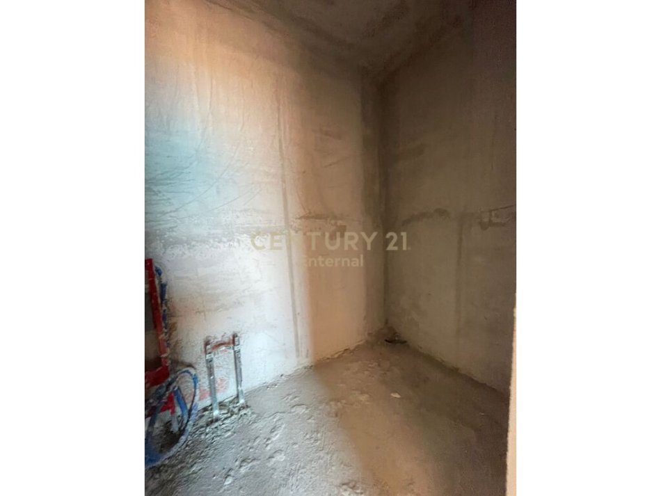 Tirane, shes apartament 2+1+2+ Post Parkimi , 95 m² 275.000 € (Komuna e Parisit)