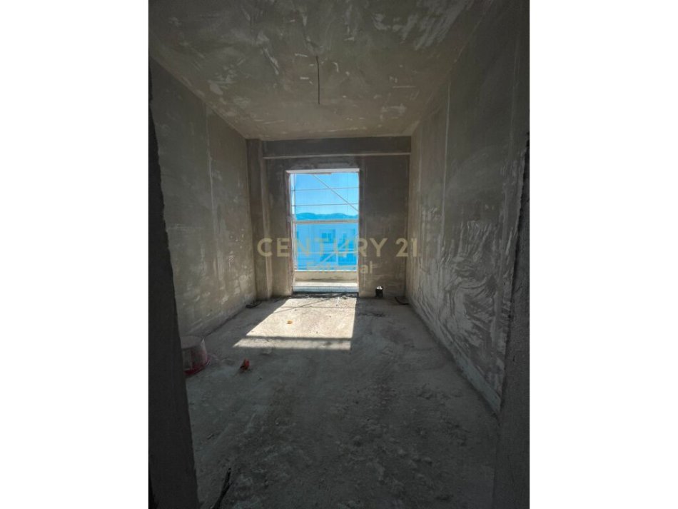 Tirane, shes apartament 2+1+2+ Post Parkimi , 95 m² 275.000 € (Komuna e Parisit)