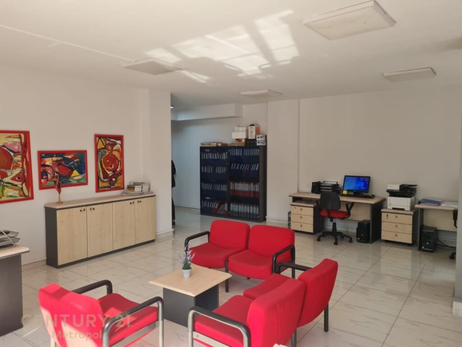Tirane, jepet me qera ambjent biznesi Kati 2, 65 m² 700 € (Drejtoria Policise Tr)