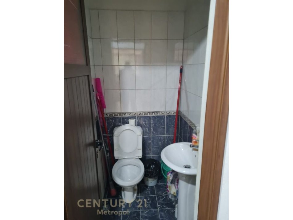 Tirane, jepet me qera ambjent biznesi Kati 2, 65 m² 700 € (Drejtoria Policise Tr)