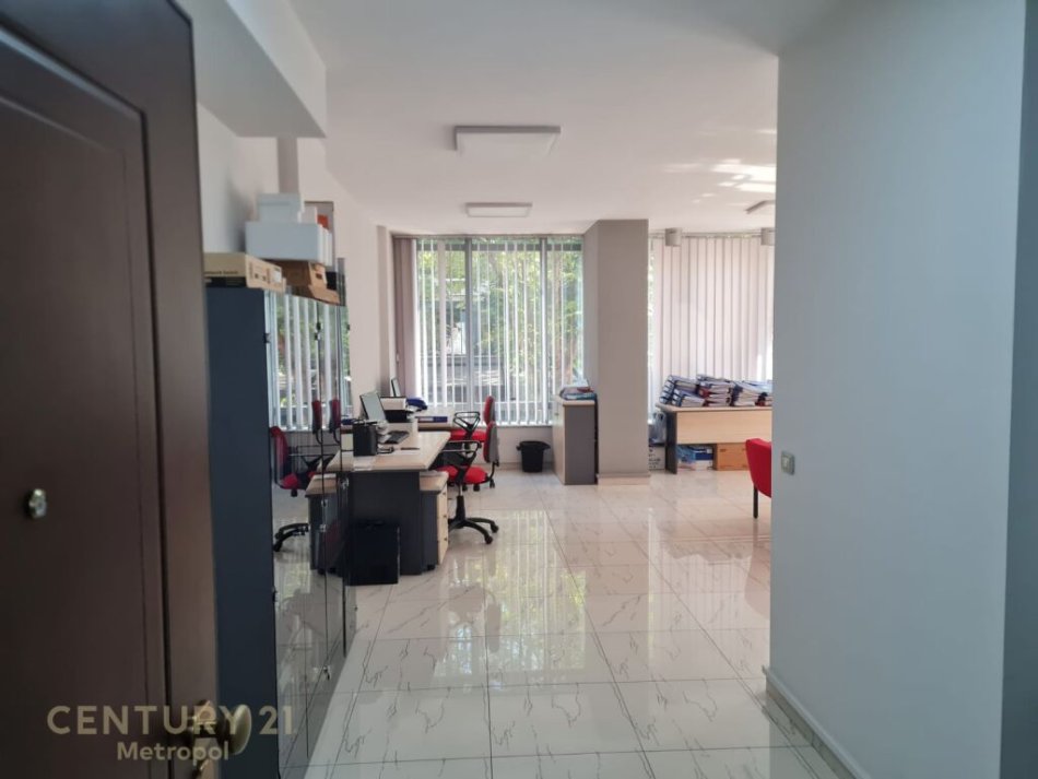 Tirane, jepet me qera ambjent biznesi Kati 2, 65 m² 700 € (Drejtoria Policise Tr)