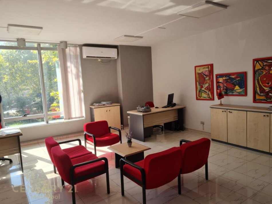 Tirane, jepet me qera ambjent biznesi Kati 2, 65 m² 700 € (Drejtoria Policise Tr)