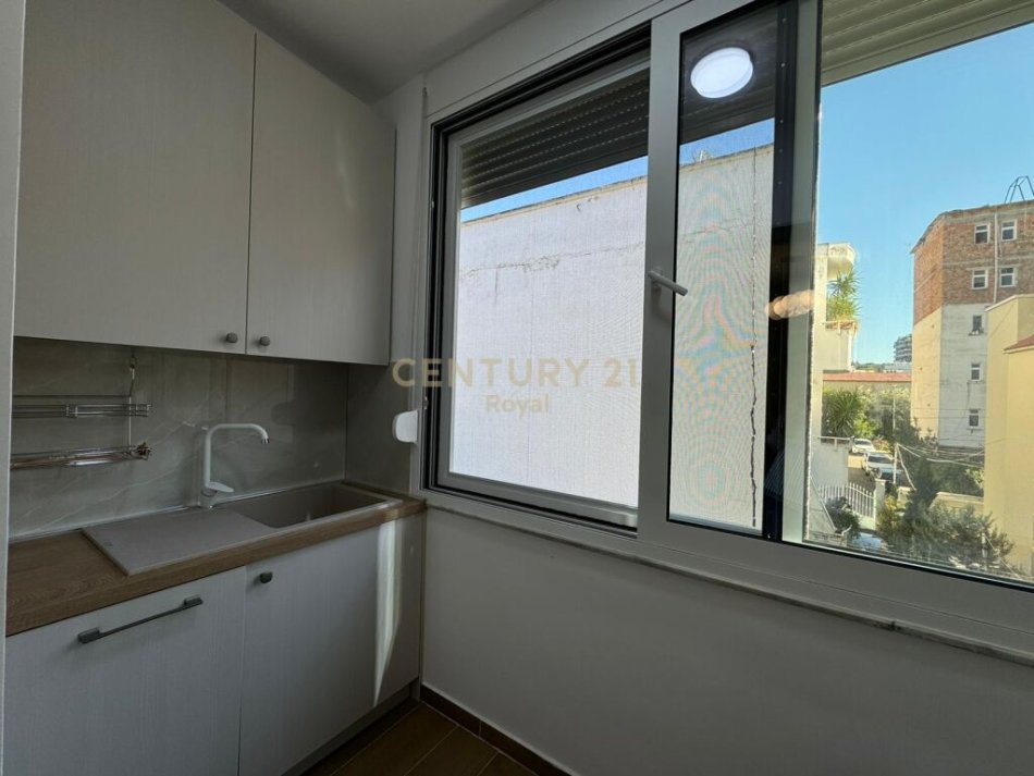 Tirane, jepet me qera apartament 1+1 Kati 3, 74 m² 700 € (ambasada amerikane)