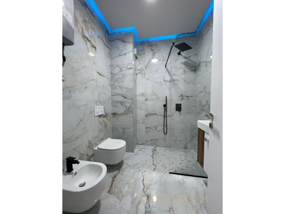 Tirane, jepet me qera apartament 2+1 Kati 1, 147 m² 1.400 € (QENDER)