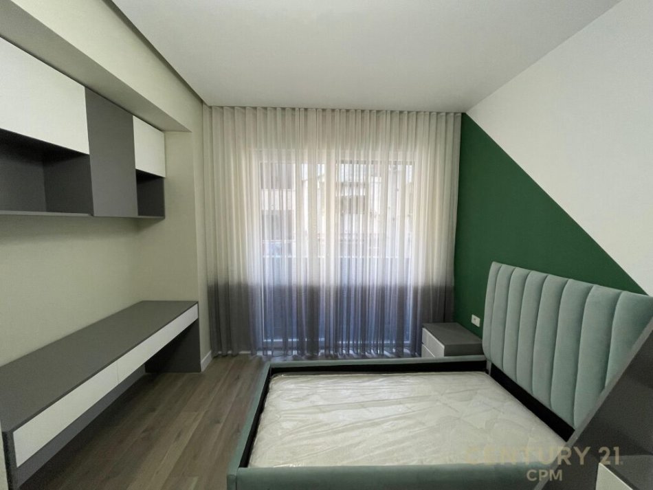 Tirane, jepet me qera apartament 2+1 Kati 1, 147 m² 1.400 € (QENDER)
