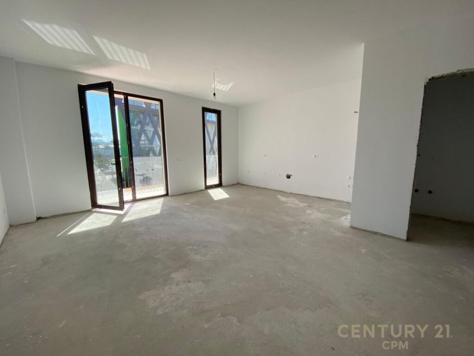 Tirane, jap me qera ambjent biznesi , 148 m² 1.700 € (Rruga e Kosovarëve)