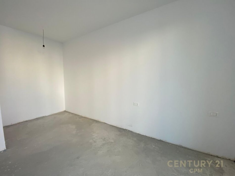Tirane, jap me qera ambjent biznesi , 148 m² 1.700 € (Rruga e Kosovarëve)