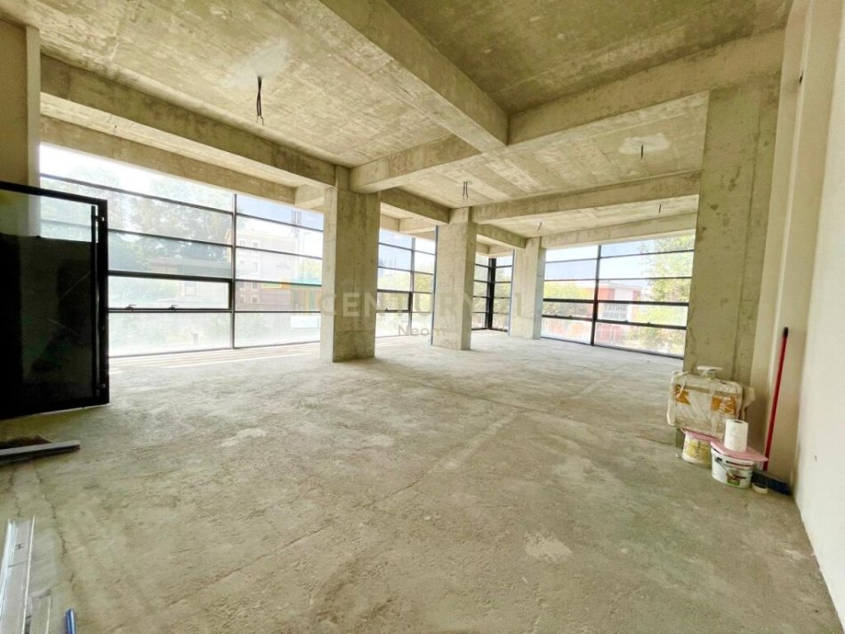Tirane, jap me qera ambjent biznesi , 170 m² 2.200 € (Rruga e Kavajës)