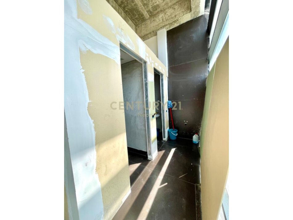 Tirane, jap me qera ambjent biznesi , 170 m² 2.200 € (Rruga e Kavajës)