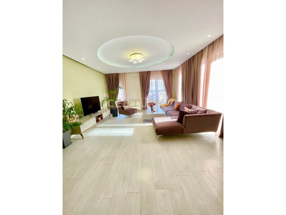 Tirane, jap me qera apartament 3+1+2+PARKIM+Ballkon , 175 m² 1.300 € (Liqeni i Thatë)