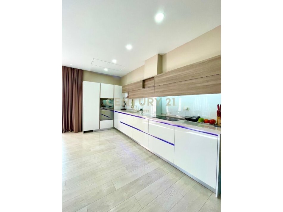Tirane, jap me qera apartament 3+1+2+PARKIM+Ballkon , 175 m² 1.300 € (Liqeni i Thatë)