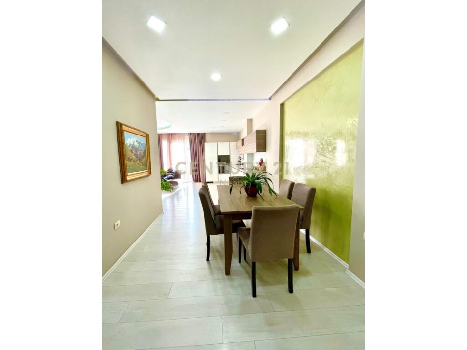 Tirane, jap me qera apartament 3+1+2+PARKIM+Ballkon , 175 m² 1.300 € (Liqeni i Thatë)