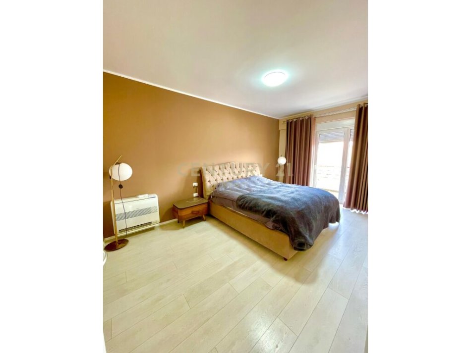 Tirane, jap me qera apartament 3+1+2+PARKIM+Ballkon , 175 m² 1.300 € (Liqeni i Thatë)
