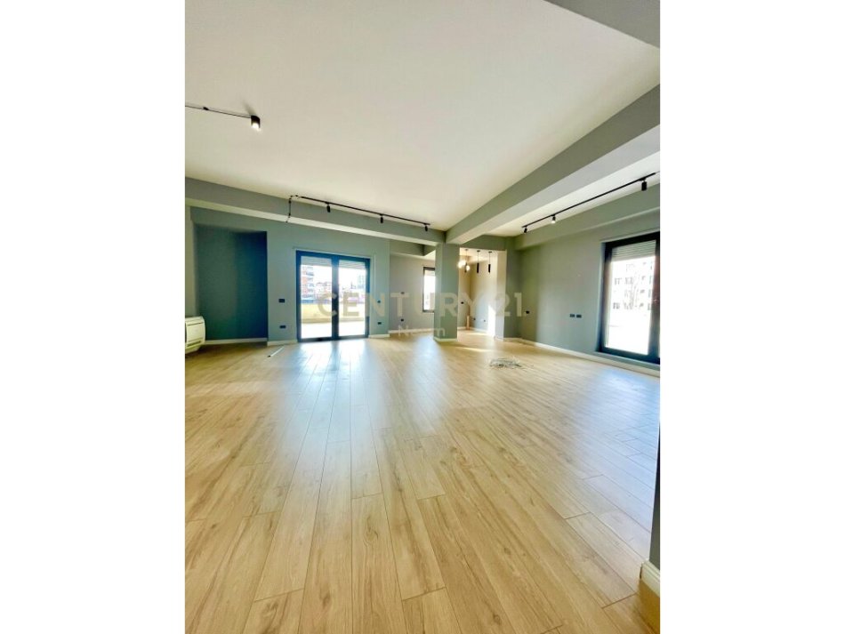 Tirane, jap me qera ambjent biznesi , 363 m² 2.300 € (Stadiumi Dinamo)