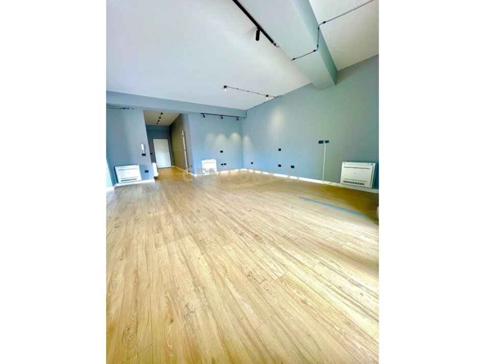 Tirane, jap me qera ambjent biznesi , 363 m² 2.300 € (Stadiumi Dinamo)