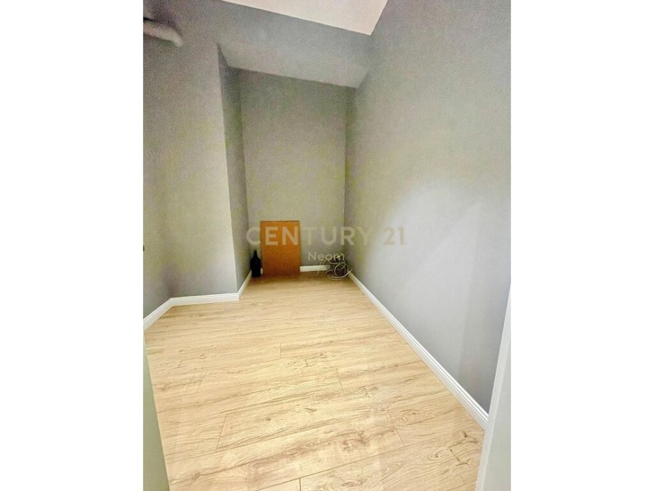 Tirane, jap me qera ambjent biznesi , 363 m² 2.300 € (Stadiumi Dinamo)