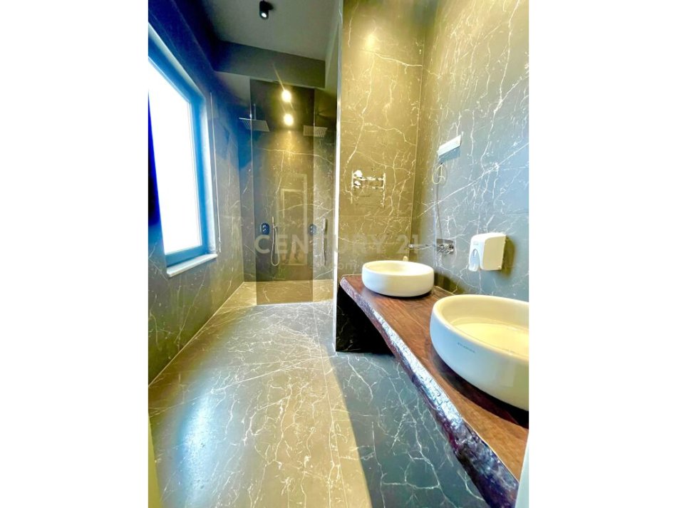 Tirane, jap me qera ambjent biznesi , 363 m² 2.300 € (Stadiumi Dinamo)
