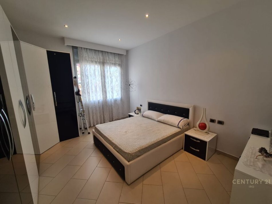 Tirane, jepet me qera apartament 2+1 Kati 2, 107 m² 650 € (selvia)