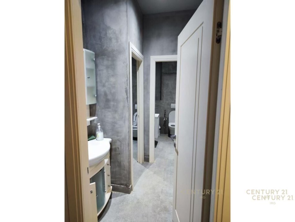 Tirane, jap me qera zyre , 208 m² 3.000 € (Rruga e Elbasanit)