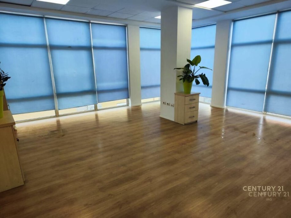 Tirane, jap me qera zyre , 208 m² 3.000 € (Rruga e Elbasanit)