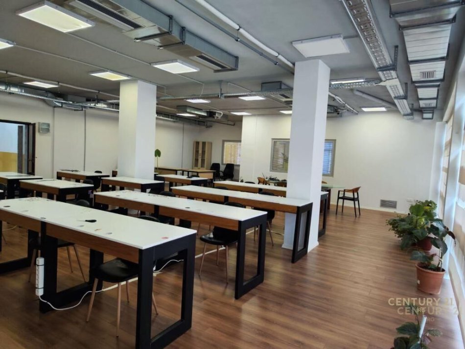 Tirane, jap me qera zyre , 208 m² 3.000 € (Rruga e Elbasanit)