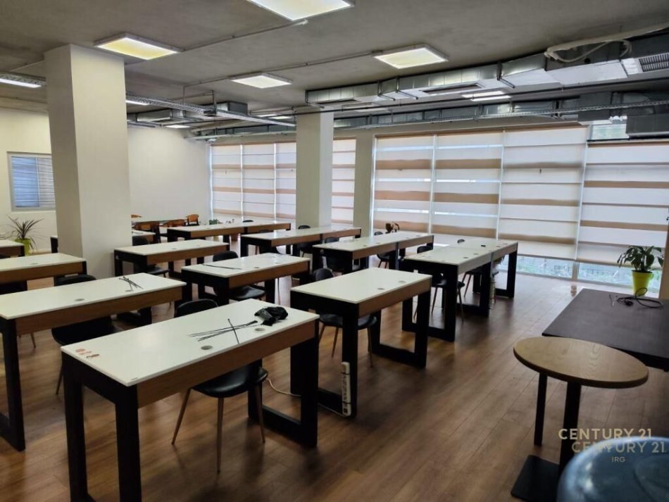 Tirane, jap me qera zyre , 208 m² 3.000 € (Rruga e Elbasanit)