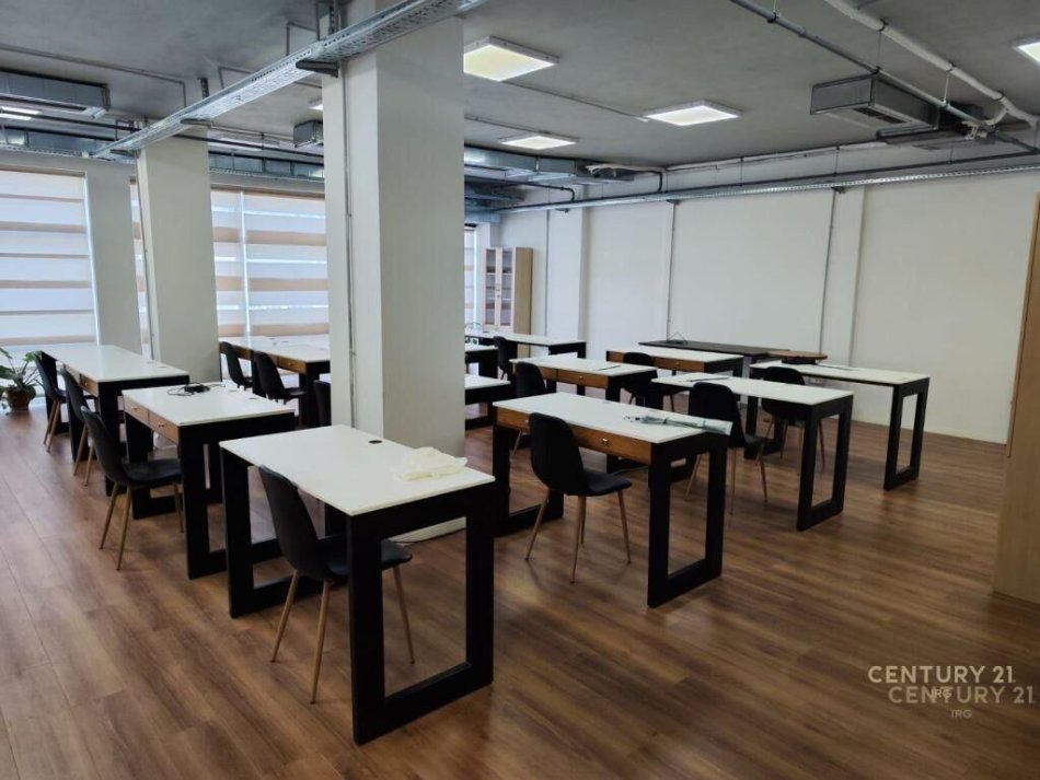 Tirane, jap me qera zyre , 208 m² 3.000 € (Rruga e Elbasanit)