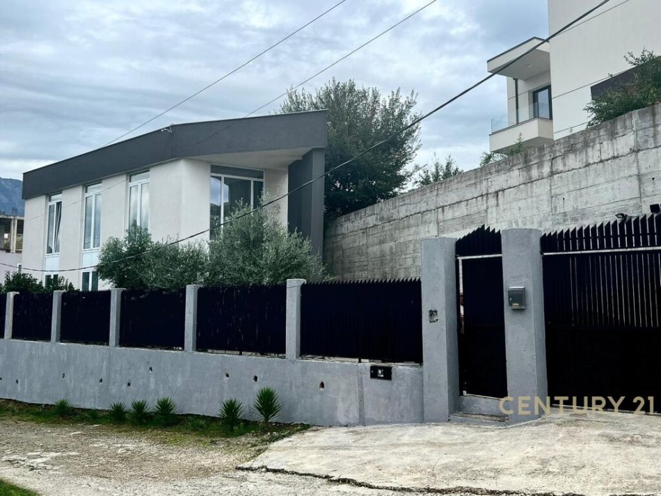 Tirane, shitet 3+1+Aneks+Ballkon Kati 0, 230 m² 390.000 € (Liqeni i Farkes)