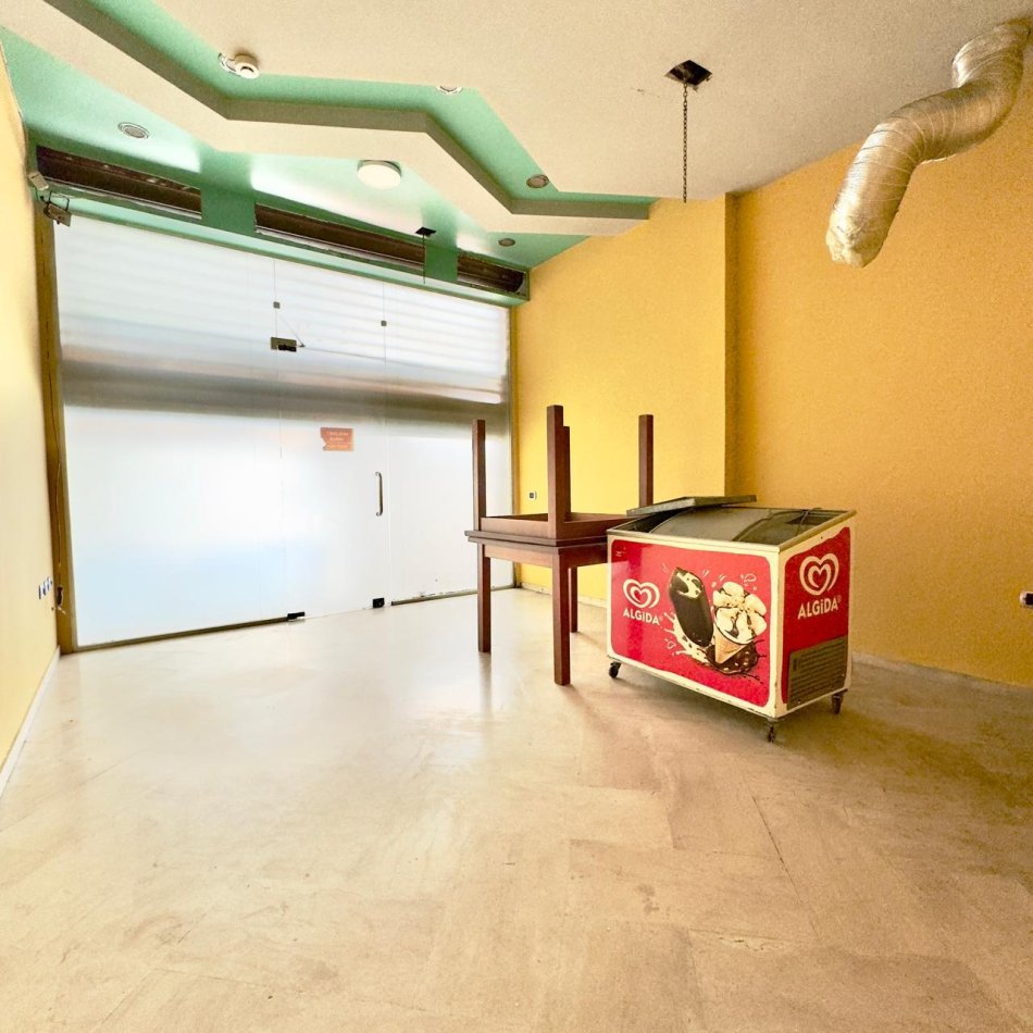 Tirane, jepet me qera ambjent biznesi Kati 0, 215 m² 2.700 € (qender tirane)