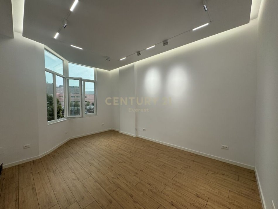 Tirane, jepet me qera zyre Kati 1, 32 m² 500 € (SQUARE 21)
