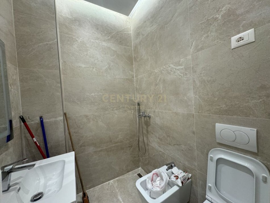 Tirane, jepet me qera zyre Kati 1, 32 m² 500 € (SQUARE 21)