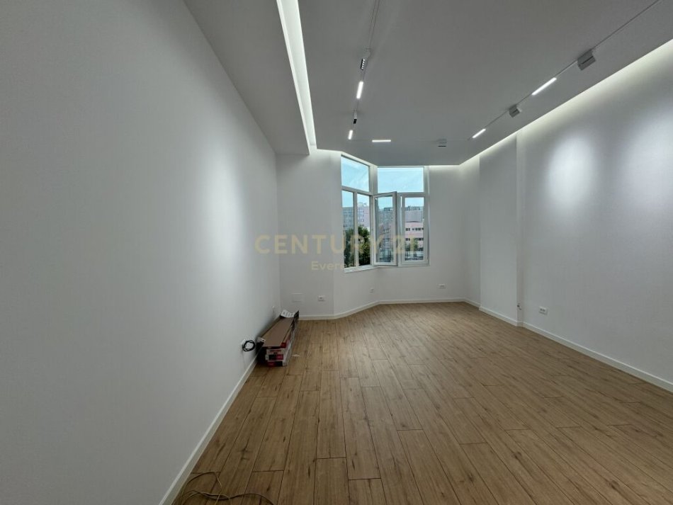 Tirane, jepet me qera zyre Kati 1, 32 m² 500 € (SQUARE 21)